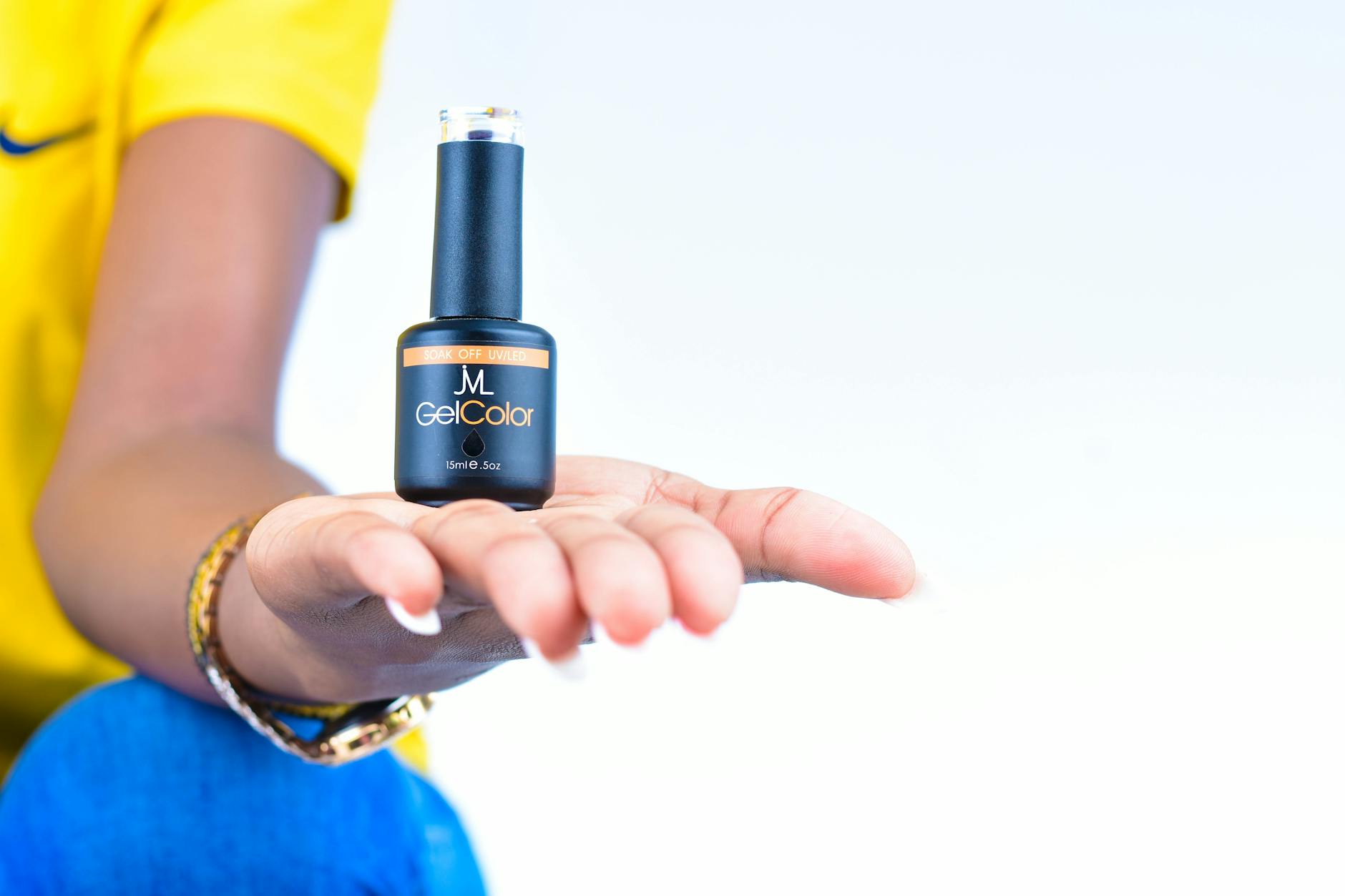 gel nail polish application