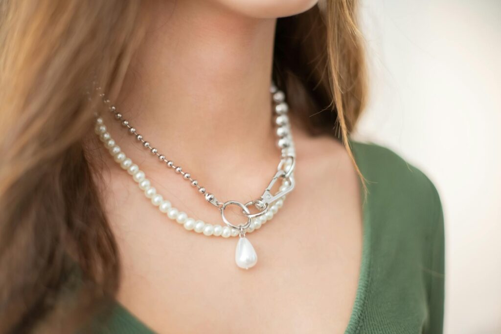 How Pearl Necklaces Instantly Enhance Elegance and Style