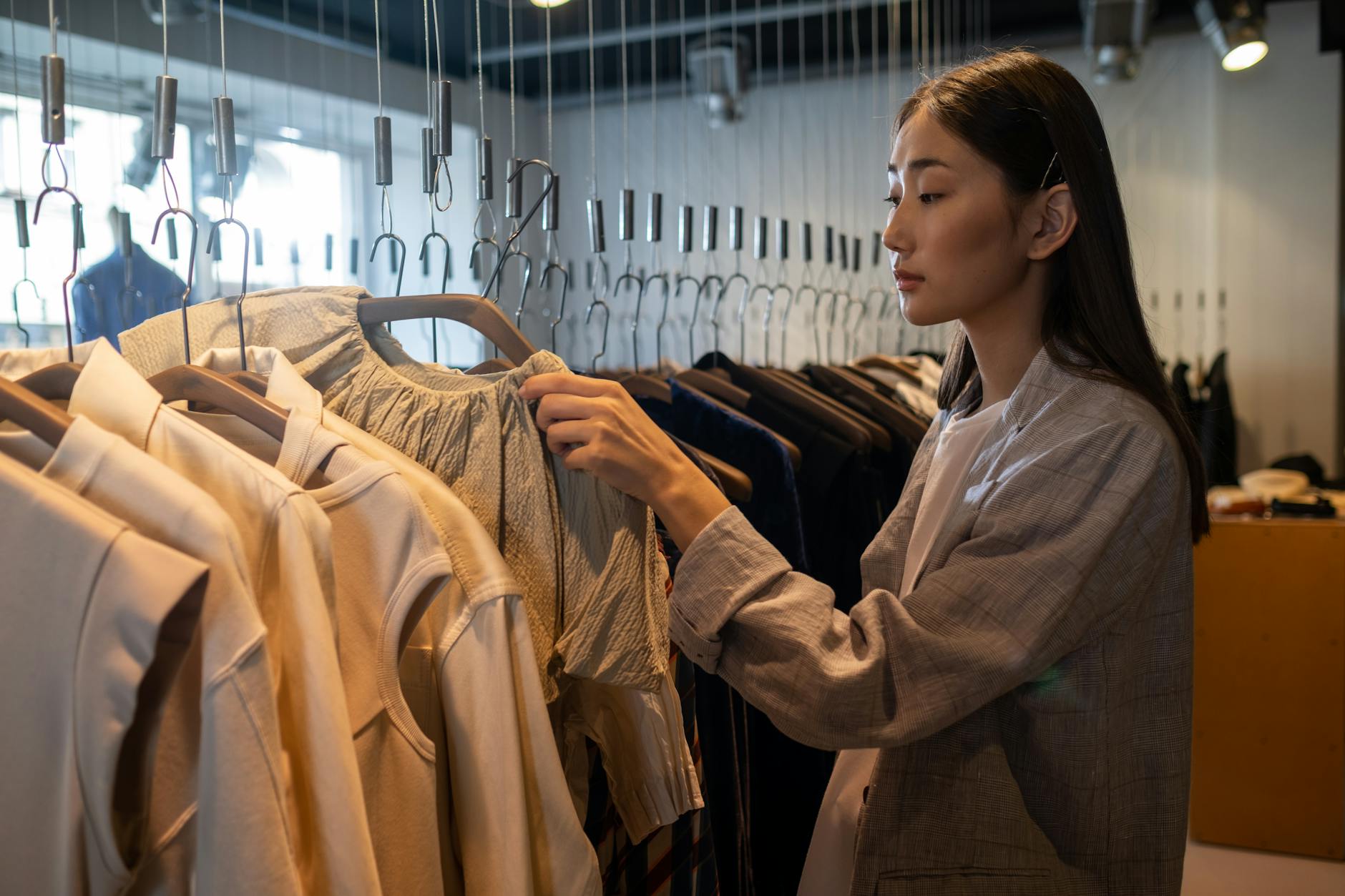 woman shopping in modesto boutique