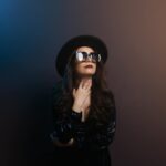 woman stylish sneaker outfit