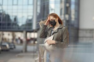 woman wearing pink jeans
