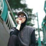 woman with stylish everyday crossbody bag